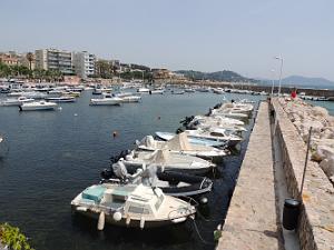 15 La jette et son petit port de peche
